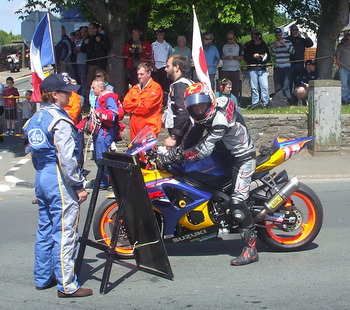 Shaun Harris at the start of the 2007 Superstock TT, in which he crashed heavily